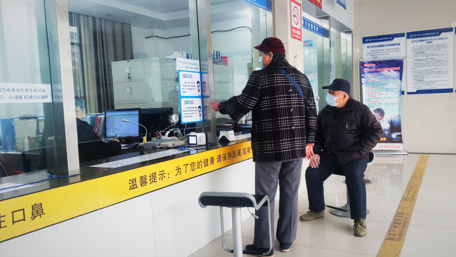 敬老卡業(yè)務(wù)升級后，老年顧客辦卡時(shí)，與窗口工作人員親切交談.jpg