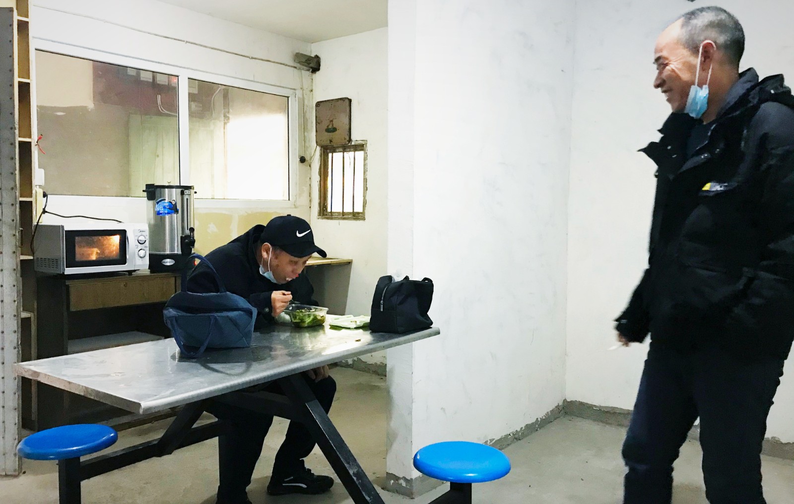 10月份，公司新租建駕駛員休息室之一，駕駛員在休息室內(nèi)愉悅休息與交談.jpg